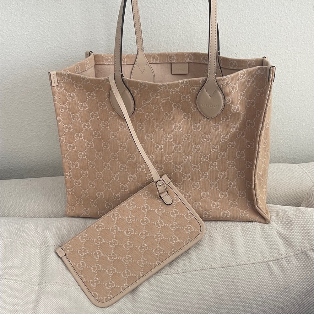 $3,850 New GUCCI Beige Monogram Canvas Large Tote with Matching Pouch GG Logo